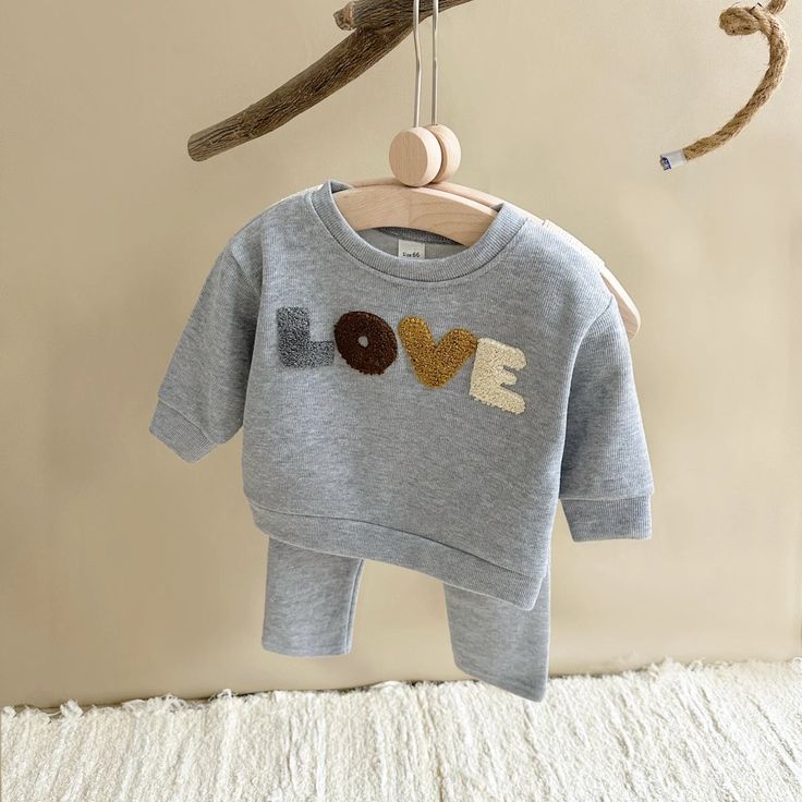 Wrap your little one in cozy comfort with our 'LOVE' Long-Sleeve Sweatshirt & Pants Set, perfect for toddlers aged 1-3 years! This unisex baby outfit is ideal for autumn, featuring a charming letter pattern that adds a sweet touch to their seasonal wardrobe. 🍂 Made from a soft blend of 65% cotton and 35% polyester, the broadcloth fabric ensures warmth and durability. The long sleeves and regular fit provide maximum comfort, while the pullover closure and O-neck collar make dressing a breeze. De Cozy Playtime Sets For Fall, Cozy Cotton Sets For Fall, Fall Playtime Long Sleeve Sets, Fall Playtime Sets With Long Sleeves, Cute Long Sleeve Sets With Letter Print, Cute Winter Sets With Letter Print, Long Sleeve Sets With Letter Print For Playtime, Long Sleeve Playtime Sets With Letter Print, Fall Loungewear Sets With Letter Print