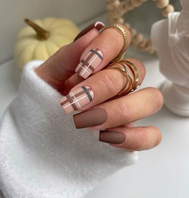 50 Cute Fall 2022 Nail Designs to Inspire You Check more at https://khetibari99.com/50-cute-fall-2022-nail-designs-to-inspire-you-41/ Nails Early Fall, Nails Square Fall, Cute Fall Nail Ideas, Burberry Nails, Fall Toe Nails, Fall Nail Ideas, Brown Nails Design, Simple Fall Nails, Fall Manicure