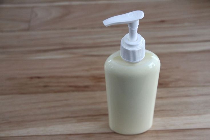 It's not hard to make healthy skin moisturizers at home. All you need are 4 ingredients and this easy homemade liquid lotion recipe! Diy Pumpable Lotion Recipe, Soap Nut Shampoo, Soap Nuts Shampoo, Shea Butter Lotion Recipe, Diy Body Butter Recipes, Homemade Lotion Recipe, Homemade Body Lotion, Homemade Lip Balm Recipe, Cocoa Butter Lotion