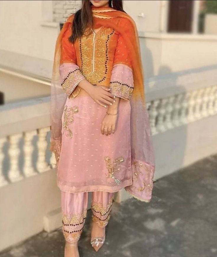 Laces Designs, Style Outfits Summer, Ladies Suits Indian, Velvet Suit Design, Punjabi Suits Party Wear, Layer Dresses, Summer Vibes Aesthetic, Bridal Suit, Sikh Bride