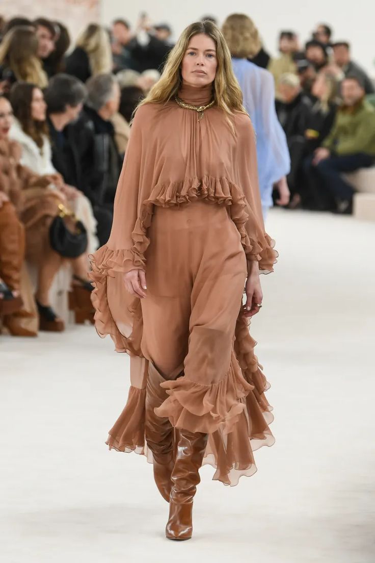 Chloé Fall 2024 Ready-to-Wear Runway, Fashion Show & Collection Review [PHOTOS] Chloe Fall Winter 2024, 2025 Trends, Paris Fashion Week Runway, Fall Runway, Bohemian Style Clothing, Its Fall, Doutzen Kroes, Show Collection, Fall Winter 2024