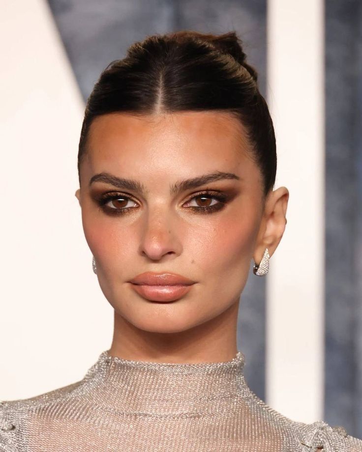 Emily Ratajkowski Makeup Looks, Emily Ratajkowski Hair, Emily Ratajkowski Makeup, Oscars 2023, Brunette Makeup, Graduation Makeup, Fest Outfits, Everyday Hair, Brown Makeup