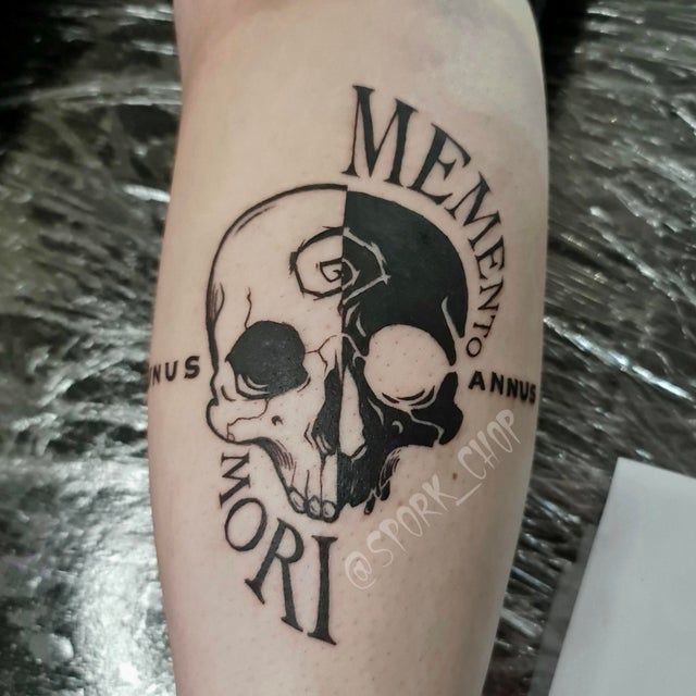 a person with a skull tattoo on their arm that says, mementos won't die