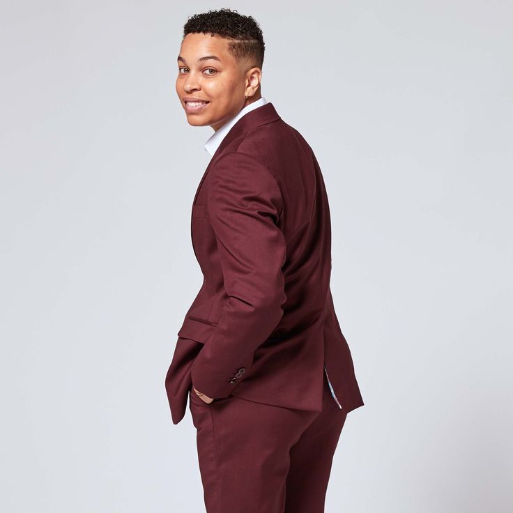 This burgundy suit blazer is expertly crafted in Italy from premium Italian wool fabric. This lightly structured blazer features fully functional flap pockets and colorful lined interior. Wear as a standalone or with matching Georgie burgundy dress pants. Details Fit and Size Shipping and Returns Blazer made in Italy Fabric woven in Italy from 100% wool Premium Italian made fabric Softly constructed fully lined blazer Interior welt pocket and exterior flap pockets Front flap pockets will arrive Stylish Mens Suits, Charcoal Suit, Structured Blazer, Navy Dress Pants, Burgundy Suit, Pants Details, Navy Suit, Gray Suit, Burgundy Dress