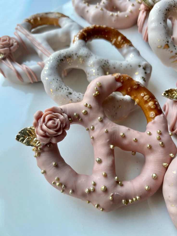 there are many donuts that have been decorated to look like pretzels and roses