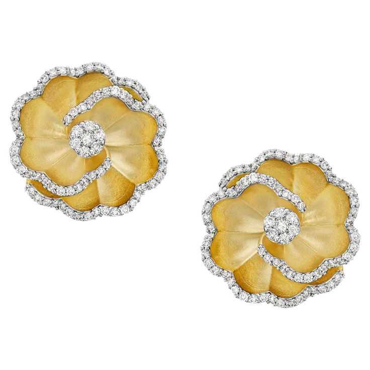 These flower-shaped earrings are made of 14k gold and feature a stunning pave diamond design. The earrings have a delicate and feminine flower shape, with diamonds sparkling along the edge of the petals. 14KT:6.316g, Diamond:0.75ct Minimal Earrings Studs, Minimal Gold, Premium Jewelry, Earrings Minimal, Diamond Crown, Flower Stud Earrings, Flower Stud, 18k Yellow Gold Ring, Gold Flower