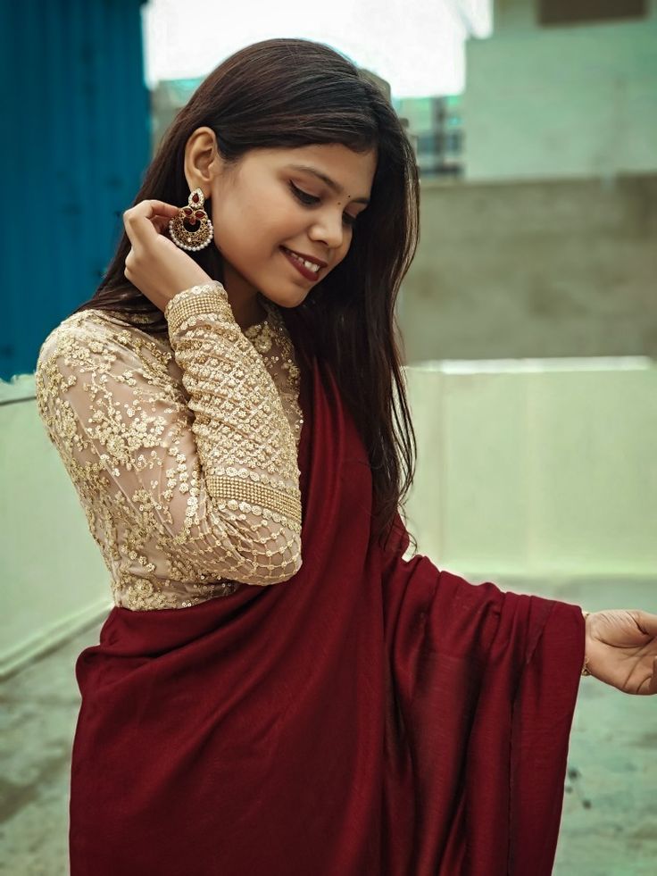 Blouse For Red Saree Contrast, Maroon Colour Combination Outfit, Maroon Saree Blouse Combination, Maroon Saree Contrast Blouse, Red Satin Saree, Winter Saree, Simple Red Dress, Choli Design, Maroon Saree