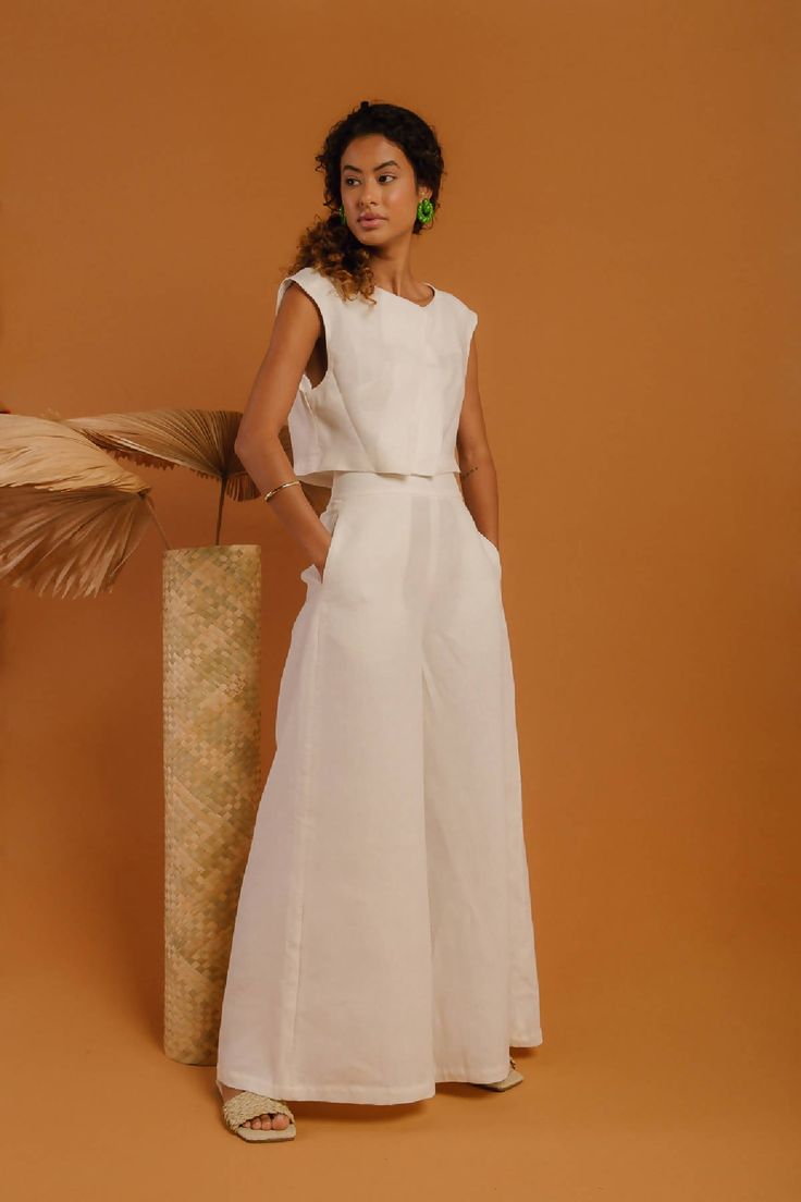 Wide leg pants, high-waisted, two front slip pockets, concealed zipper fastening at the back. Composition: 100% linen Model wears size XS. Model's body measurements: Height - 170cm. Chest - 87cm. Waist - 60cm. Hips - 89cm. Product care: this garment is made of 100% linen, a natural fabric that requires special care to maintain its quality and longevity. Therefore, we recommend the following precautions: - Always wash the parts manually, with cold water and neutral soap.- Do not bleach.- Do not u Resort Pants, Branding Session, Natural Fabric, Model Body, Natural Fabrics, Linen Pants, Body Measurements, Resort Wear, Leg Pants