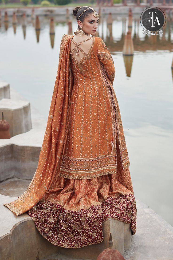 Lehenga For Mehndi, Waleema Dress, Mehndi Bride, Orange Lehenga, Bridal Mehndi Dresses, Pakistani Mehndi, Designs Dress, Bridal Dupatta, Pakistani Traditional