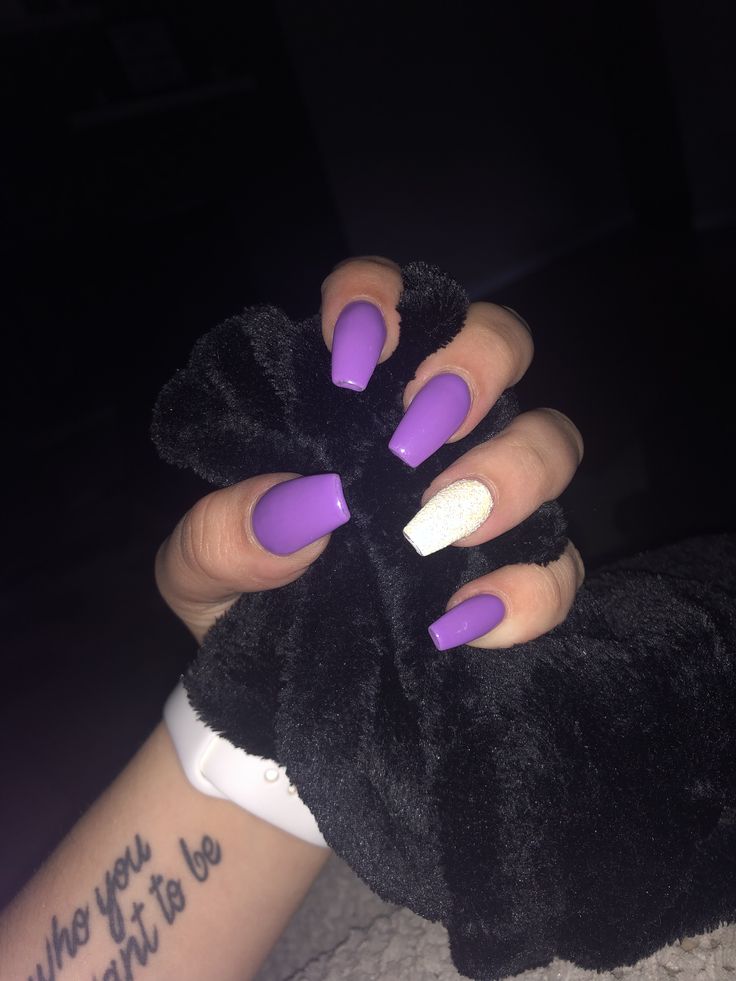 Purple And White Nails Long, Purple And White Nails Acrylic Short, Purple And White Nails Coffin, Nails White And Purple, White And Dark Purple Nails, Purple With White Nails, Dark Purple Nails Coffin, Purple Nails Coffin Medium, Nail Inspo Purple And White