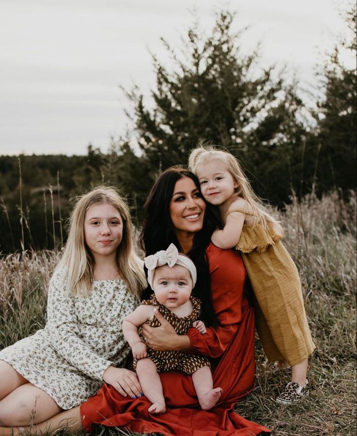 Three Daughters Photography, Family Photos 3 Daughters, Single Mom Family Photo Ideas, Mom With 4 Kids Photoshoot, Mom And Three Daughters Photography, Family Of Five Photoshoot Poses, Mother Children Photoshoot, Mother And Daughters Photo Shoot, Three Kids Photoshoot Poses