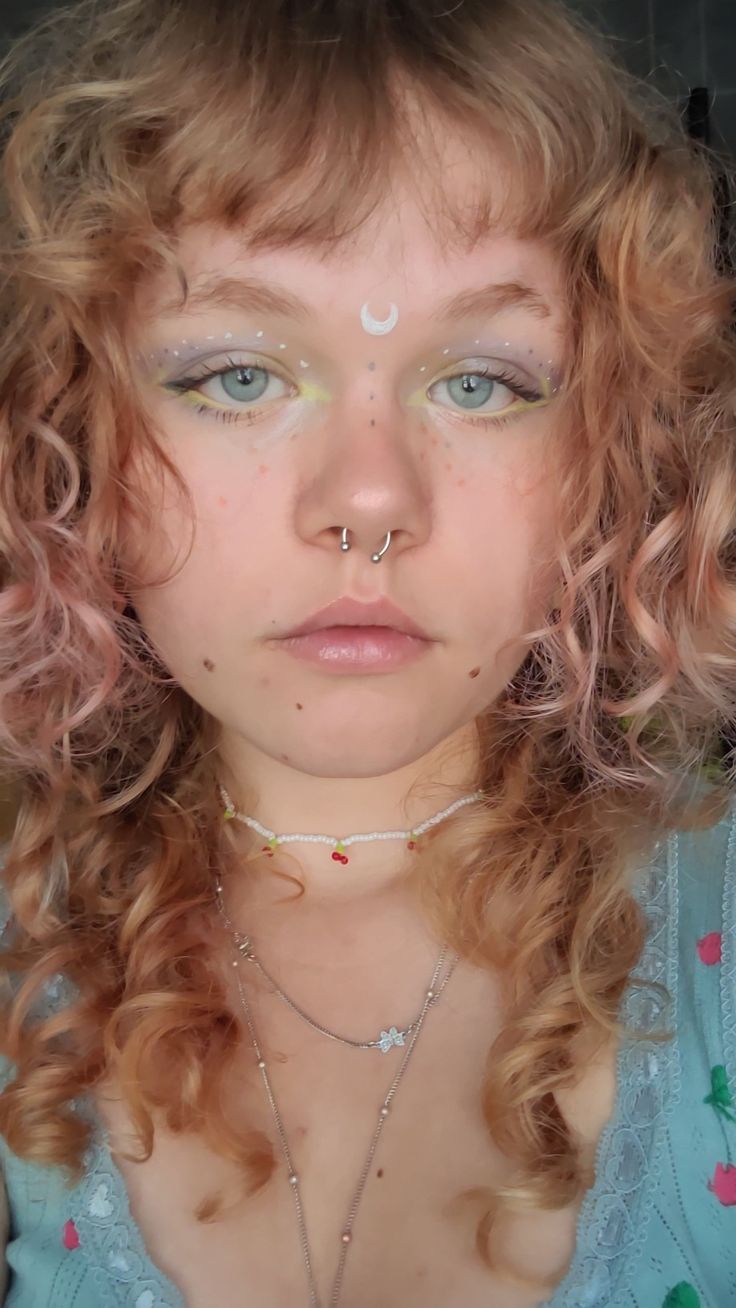 Hippies Make Up, Ten Faire Makeup, Earthy Girl Makeup, Makeup Ideas Indie, Ren Fair Makeup Ideas, Indie Makeup Aesthetic, Boho Makeup Ideas, Ren Faire Makeup Looks, Renfair Makeup