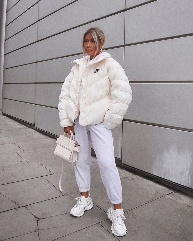 Follow @virtualcloset for more! 👯‍♀️ Sweatpants Outfit, 90's Fashion, Winter Mode, Looks Street Style, Outfit Trends, Topshop Outfit, Casual Winter Outfits, Looks Style, Mode Inspiration