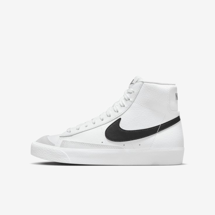 The Nike Blazer Mid '77 channels the old-school look of Nike basketball with a vintage midsole finish. Throwback style with modern materials means you can run, skip and jump in comfort. Shoes For School, Back To School Shoes, White Nike Shoes, Preppy Shoes, Pretty Shoes Sneakers, All Nike Shoes, Nike Blazer Mid 77, Nike Blazers Mid, Nike Blazer Mid