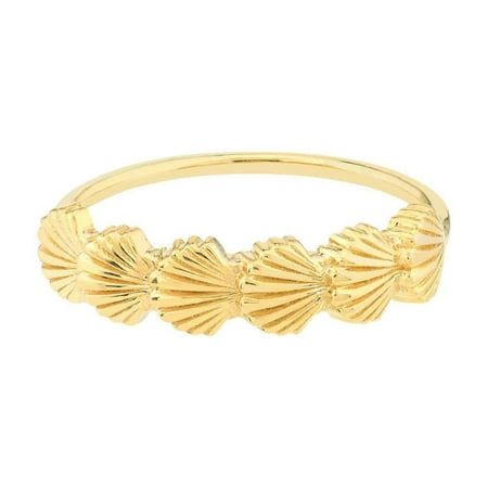 Bring the beauty of the ocean to your fingertips with this stunning 14K yellow gold ring. The six scallop seashells are artfully arranged side by side to create a unique and eye-catching design. Perfect for those who love the beach or have a passion for marine life, this ring is a true statement piece. Its high-quality materials ensure it will last a lifetime and be cherished for generations to come. Product SpecificsAll specifications are approximate and may vary for the same model. Metal Yello Beachy Ring, Scallop Seashell, Seashell Ring, Summer Rings, Europe Fashion, Textured Ring, Yellow Gold Ring, Christmas Wishlist, Side By Side