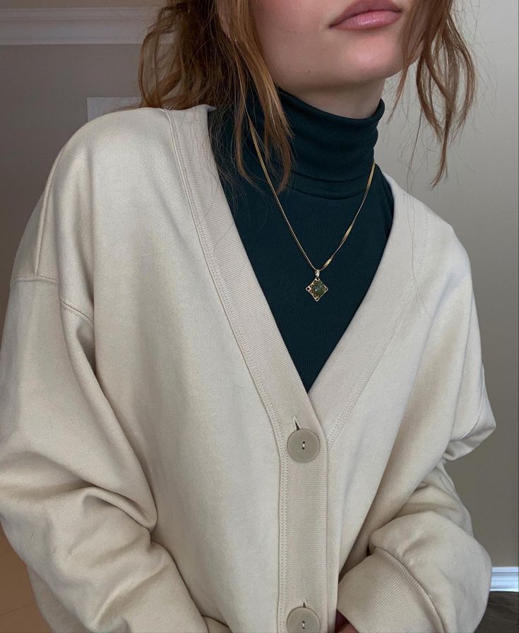 Turtleneck And Necklace, Necklace On Turtleneck, Turtleneck Under Hoodie, Necklace Over Turtleneck, Necklace With Turtleneck, Necklace Turtleneck, Turtleneck Necklace, Vintage Gold Necklace, Simple Diamonds