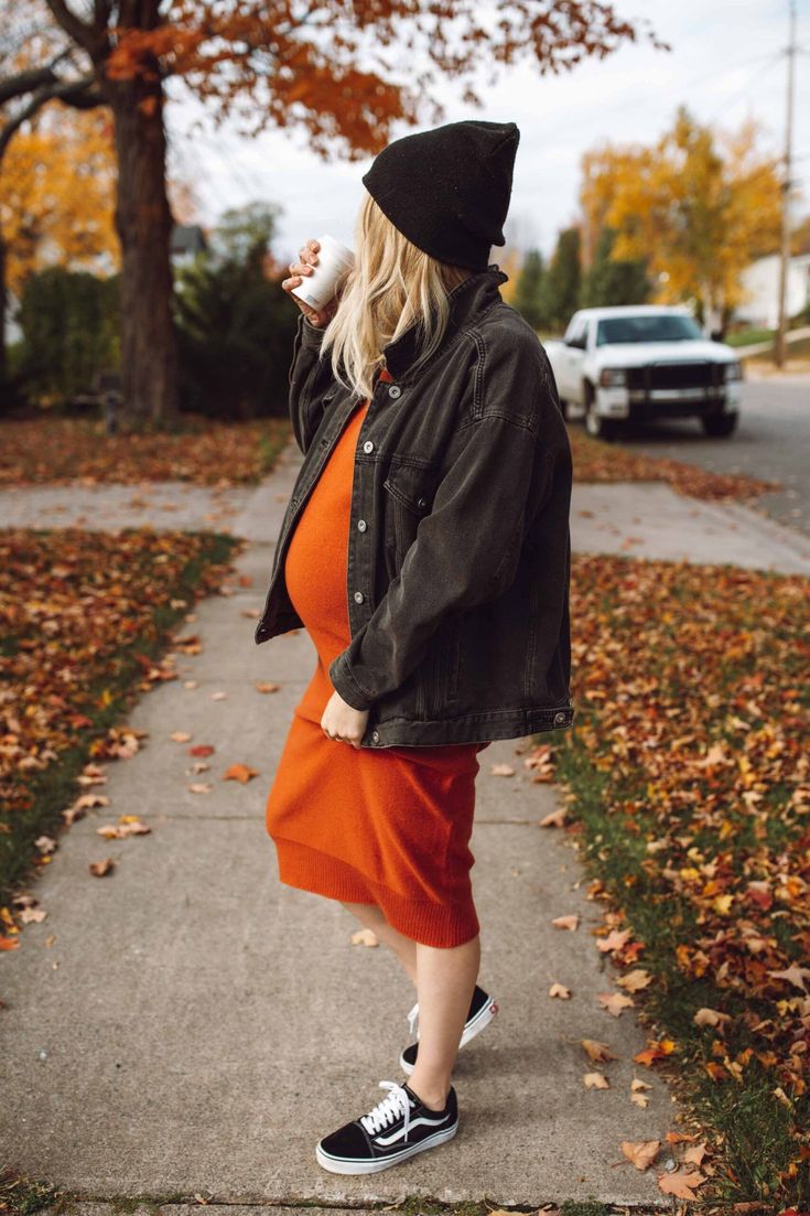 Crop Sweater Maternity Outfit, Rock Maternity Outfits, 2nd Trimester Maternity Outfits, Fall Outfit Maternity, Maternity Alternative Fashion, Indie Maternity Outfits, Maternity Outfits Autumn Winter, Pregnant Alternative Style, Maternity Outfits Alternative