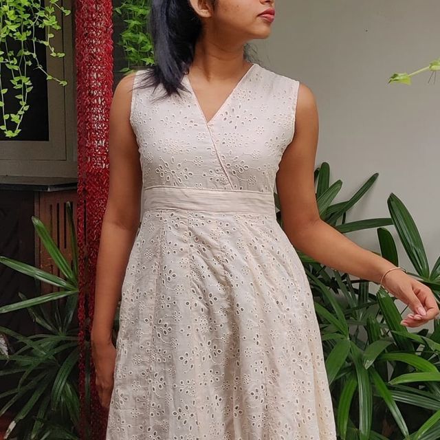 Dress Indian Style Casual, Sleeveless Frock Designs, Hakoba Dress Designs, White Hakoba Dress, New Frock Designs Dresses, Hakoba Frock, Off White Frock, Modern Onam Outfits, Hakoba Kurta Designs