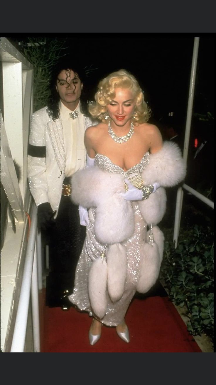 marilyn monroe is walking down the red carpet