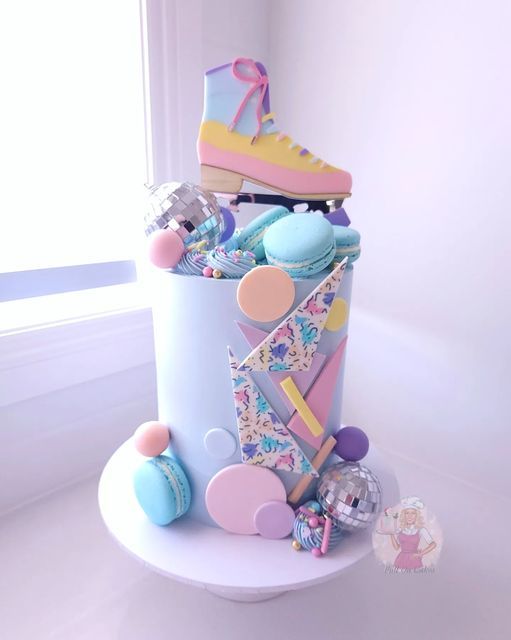 there is a cake made to look like ice cream cones and roller skates on top