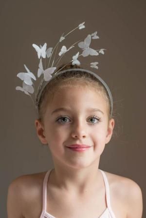 Get Inspired! 15 Paper Halloween Costume Ideas: Ballerina Headband Diy Papillon, Halloween Costumes You Can Make, Diy Fantasia, Obličejové Masky, Butterfly Headpiece, Headband Diy, Diy Halloween Costumes For Women, Diy Costumes Kids