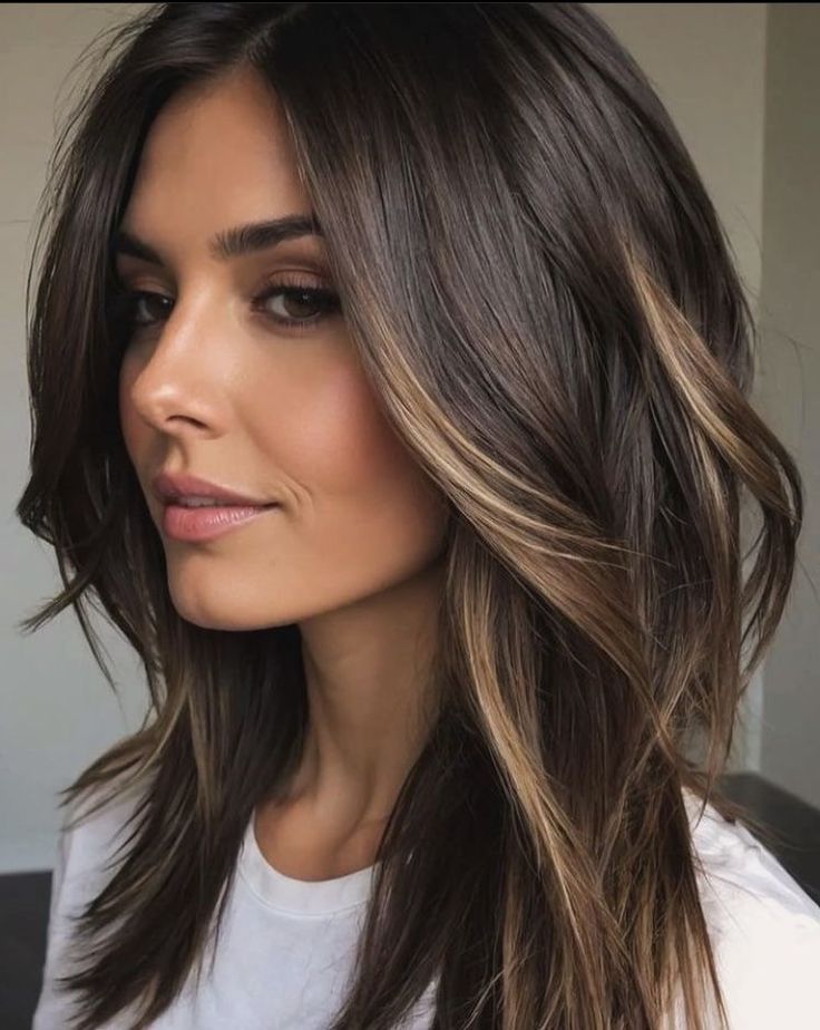 Dark Brunette Balayage, Rambut Brunette, Brunette Hair With Highlights, Fall Hair Color For Brunettes, Brunette Balayage Hair, Caramel Highlights, Hair Affair, Balayage Brunette, Haircut And Color