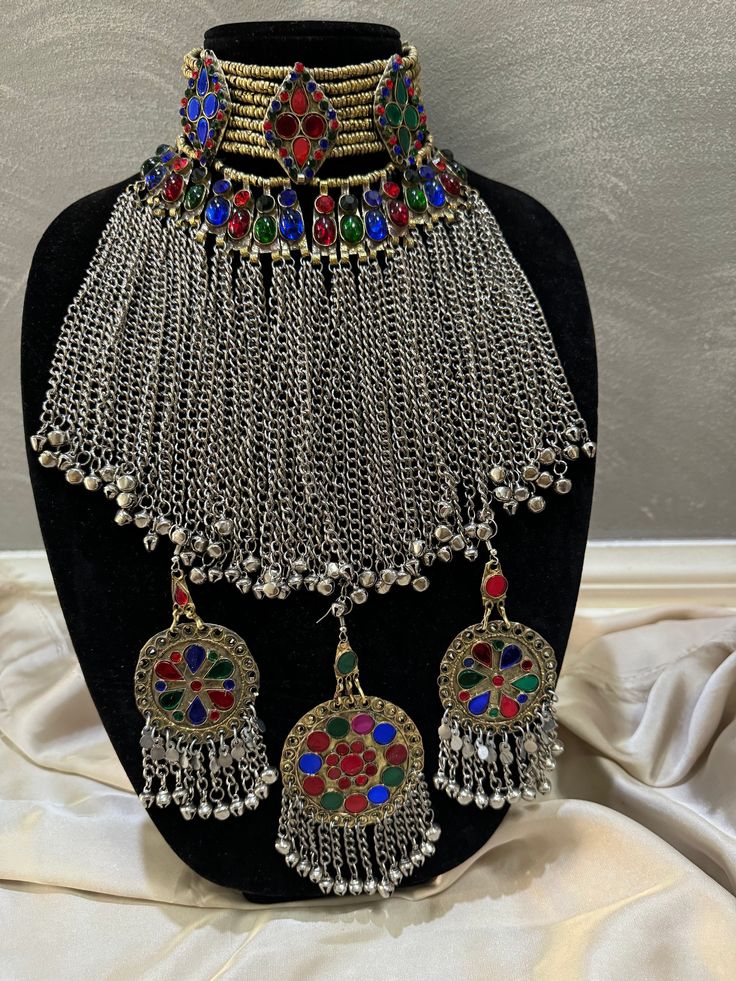 Exquisite Afghan Jewellery Set - Perfect for your Special Occasions Add a touch of exotic elegance to your look with our stunning Afghan jewelry set. Handcrafted by skilled artisans, each piece is a unique work of art that captures the rich cultural heritage of Afghanistan. This set includes a dazzling necklace, matching earrings, and a Tikka headpiece, all intricately designed with traditional Afghan motifs and embellished with vibrant gemstones. Afghan Jewelry Set, Tikka Headpiece, Jewellery Set Bridal, Motifs Afghans, Afghan Jewellery, Trending Necklace, Afghan Dress, Afghan Wedding, Kuchi Jewelry