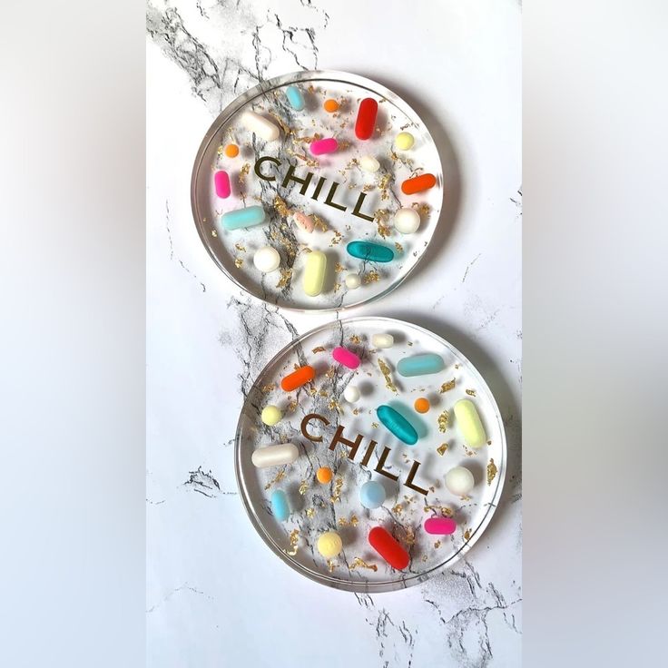 Two (2) Clear Resin Coasters With The Word "Chill" Or "" Featured In Gold Foiled Letters. The Coaster Is Filled With Colorful Assorted Pills And Gold Leafing. Colorful, Vibrant Pills Are Nestled Within Clear Epoxy Resin That Is Both Durable And Chic. The Text In Gold Foil Is Placed Inside The Resin For Optimal Use And Durability. The Colorful Pills Make Them An Ideal Gift For A Doctor, Nurse, Or Pharmacist In Your Life. These Pill Coasters Would Also Make A Perfect Hostess Or Housewarming Gift F Photo Resin Coasters, Pill Coasters, Resin Gift Ideas, Resin Art Coasters, Epoxy Coasters, Clay Inspo, Gold Leafing, Perfect Hostess, Cool Coasters