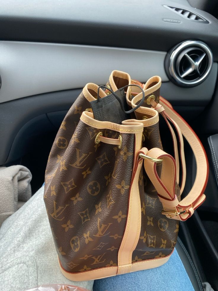 Louis Vuitton Noe Bag, Handbag Inspiration, Loui Vuitton, Simple Work Outfits, Louis Vuitton Bucket Bag, Xmas Wishlist, Simple Work, Vintage Outfit, Vuitton Bag