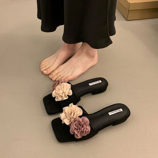 Flower Accent Chunky Heel Slide Sandals Size 35 36 37 38 39 40 Heel Height 3 3 3 3 3 3 measurement is cm.Product Information Color: Black Mode Rose, Casual Walking Shoes, Flower Flat, Elegant Flats, Flat Slippers, Flat Slipper, Summer Fashion Dresses, Half Sleeve Dresses, Casual Slippers