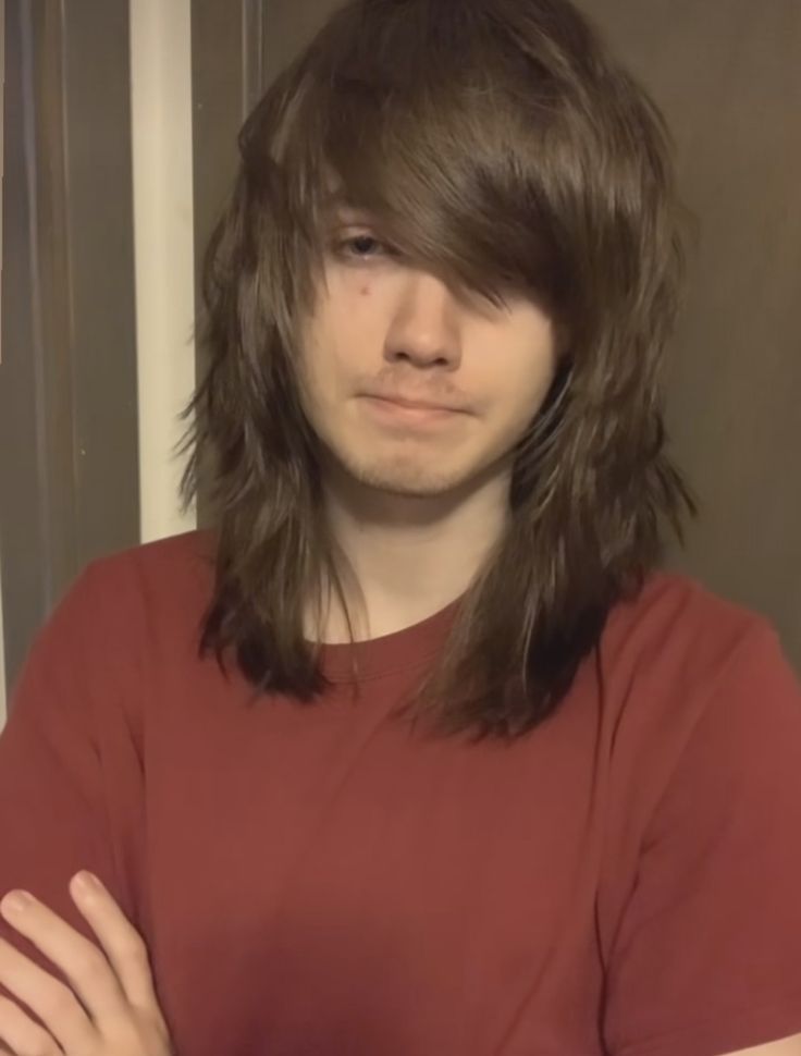 Grunge Masc Hair, Masc Emo Haircut, Side Part Emo Hair, Short Emo Scene Hair, Emo Masc Hair, Emo Side Fringe, 2000s Emo Boy Hair, Emo Fringe Haircut, Scene Shag Hair