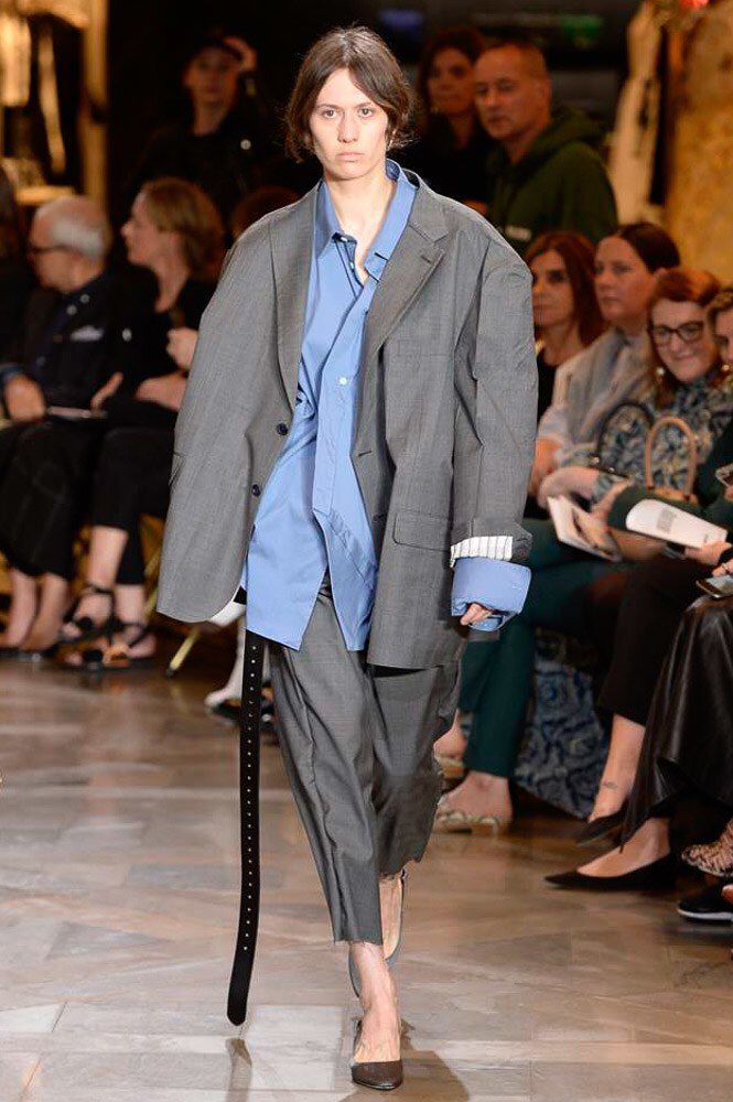 Vetements Spring 2017 Ready-to-Wear Fashion Show Fancy Coat, Menswear Fashion, Menswear Collection, 가을 패션, Spring Summer 2017, Vogue Paris, Fashion 2017, Spring 2017, Blue Shirt