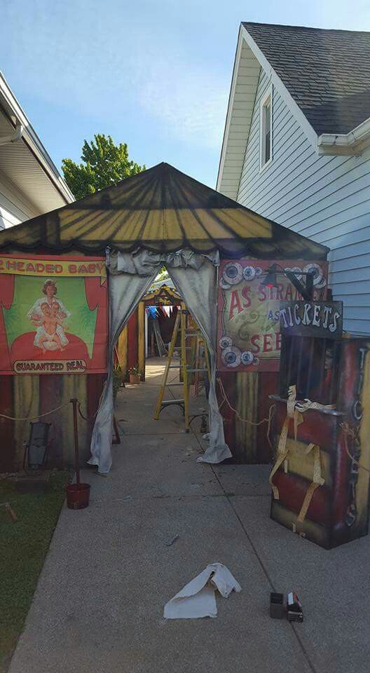 there are many tents that have been set up on the sidewalk