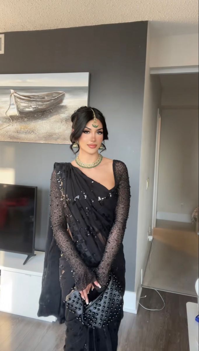 Cool Saree Look, Full Selves Blouse For Saree, Saree Styles For Farewell Full Sleeves, Black Saari Aesthetic, Saree For Prom, Modern Desi Outfits Casual, Aagri Koli Look Photo, Farewell Party Outfit Ideas, Farewell Saree Aesthetic