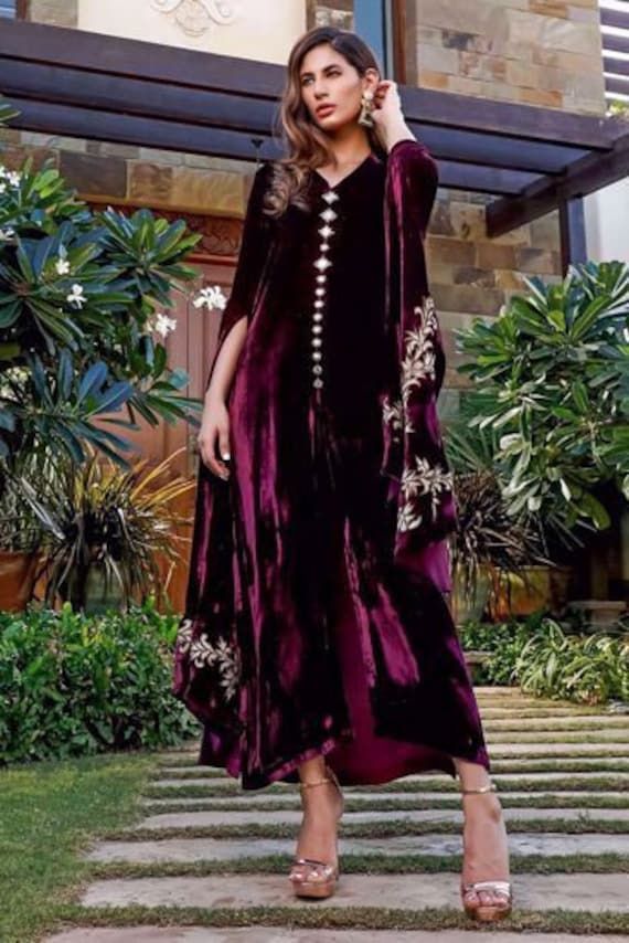 🌺Beautifull pure hand made customised outfit for wedding and party wear,  We use high quality velvet fabric also organza and silk 🌺FABRIC:- magenta velvet golden silk for trouser. 🌺PATTERN:- Sherwani front cut long kurta with straight trouser pant, sleevs full long flared. 🌺WORK:-  Golden Tilla work embellished with shine zari, and mirror, button booti with mirror on the neck kurta patti. We customize the outfit according to your choice shape and size 🌺COLOR :- dark magenta, golden You can change the colour on your choice , also dupatta can be customized on your choice if you required 🌺NOTE:- Dry clean only  💯% fabric gauranteed, work guaranteed Slightly color changes b'coz of light and resolution 99% same as picture Do not wash in machine and detergent 1st dry clean  Instant wash u Velvet Pakistani Dress, Velvet Dresses Outfit, Embellished Kimono, Casual Bridal Dress, Velvet Kurta, Gold Applique, Formal Occasion Dress, Velvet Dress Designs, Applique Patches