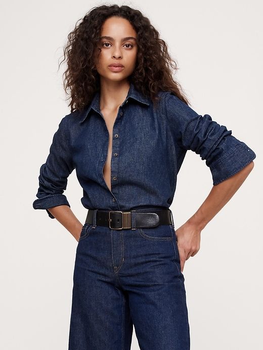 The Oversized Denim Shirt | Banana Republic Jeans With Button Up Shirt, Dark Denim Shirt Outfit, Denim Shirt Outfit, Denim Outfit Men, Oversized Denim Shirt, Denim Shirt With Jeans, Denim Outfits, High Waist Fashion, Denim Trends