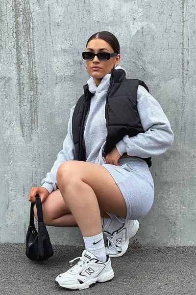 Chunky Sneakers Outfit, Puffer Outfit, Split Hem Jeans, Fall Streetwear, Puffer Gilet, Puffer Jacket Outfit, Sleeveless Puffer, College Outfit, Disney Outfit