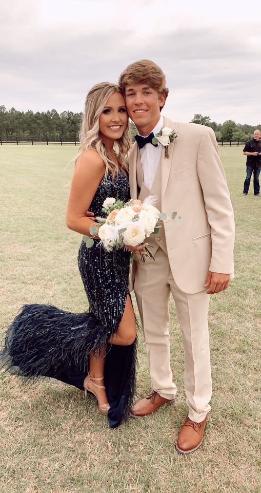 White Tux Prom Couple, Prom Pic Ideas For Couples Cute Pictures, Prom Couple Color Schemes, Cream Prom Dress Couple, Navy Blue Homecoming Couple, Prom Poses 2023, Winter Formal Couple Pictures, Prom Looks Couples, Prom Pics With Boyfriend