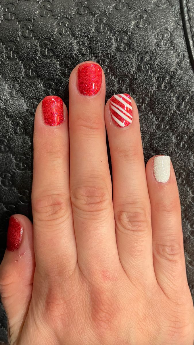 Simple White Christmas Nails Short, Short Easy Christmas Nail Designs, Christmas Nails For Kids Short Nails, Red And White Nail Designs Simple, Holiday Nails Red And White, Shellac Christmas Nails Short, Christmas Nails Short And Simple, Christmas Gel Manicure Short Nails, Kids Christmas Nail Ideas