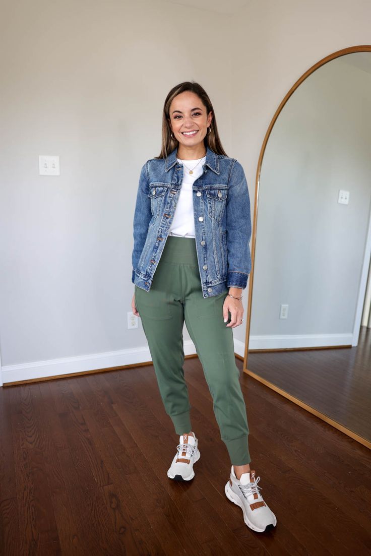 Outfit Ideas With Joggers, Green Joggers Outfit, Jogger Pants Outfit Women, Neutral Spring Outfit, Maroon Joggers, Outfits Leggins, Shacket Outfit, Pants Outfit Fall, Teaching Outfits