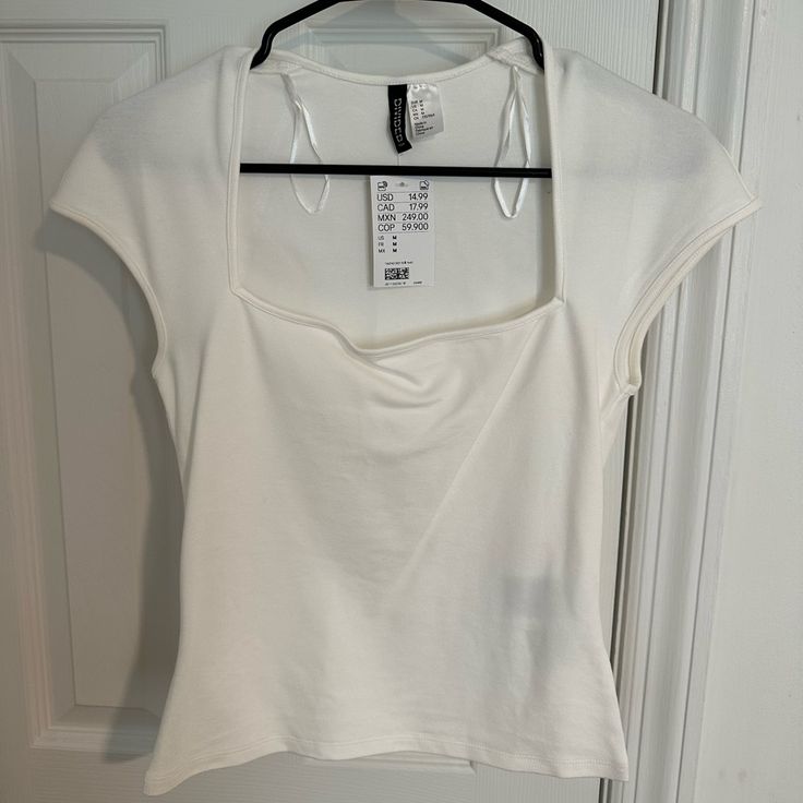 H&M Short Sleeve Top! Nwt And Never Worn! Size Medium! H&m Women Outfits, H M Aesthetic, H&m Tshirts, H M Outfits, H And M, Boo Basket, H&m Top, Clothing Pieces, Clothes Aesthetic