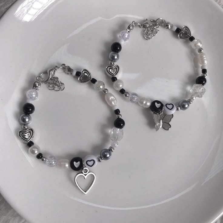 Bracelet Beaded Aesthetic, Necklaces And Bracelets Aesthetic, Grunge Bead Bracelets, Bead Accessories Aesthetic, Bff Bracelets Aesthetic, Signature Aesthetic Ideas, Beaded Bracelets Ideas Aesthetic, Beads Inspo Aesthetic, Beaded Bracelets Aesthetic Grunge