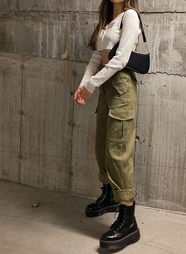 Cargo Pants Chic Outfit, Cargo Pants Khaki Outfit, Fall Green Pants Outfit, Utility Cargo Pants Outfit, Kargo Outfits, Outfits With Army Green Pants, Full Sleeve Top Outfits, Khaki Green Cargo Pants Outfit, Army Jeans Outfit