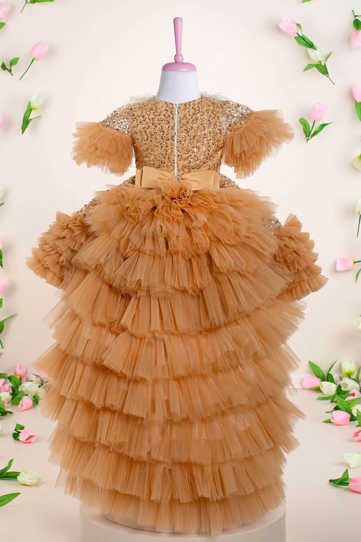 Golden Glamour: The Ultimate Birthday Dress for Girls Immerse your little girl in the splendor of her special day with our Golden Glamour Birthday Dress. Designed with every little detail in mind, this dress is a testament to the joy and brilliance that every birthday should hold. Shimmering Spectacle: A Dress That Captivates Glistening Sequins: Adorned from top to bottom with radiant sequins, this dress offers a spectacular shimmer that will light up her every step. Layered Tulle Extravaganza: Champagne For Wedding, Glamour Birthday, Wedding Feathers, Silver Flower Girl Dress, Toddler Girl Christmas Dresses, Girls Gold Dress, Flower Girl Dresses Champagne, Purple Flower Girl Dress, Purple Girls Dress