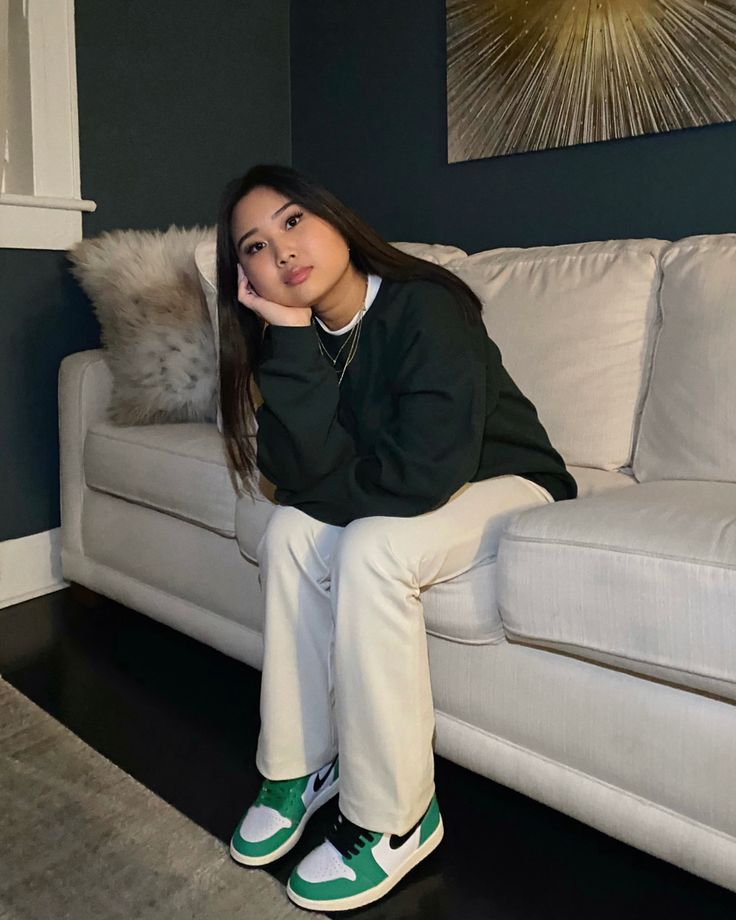 Chinos Women Outfit, Green Hoodie Outfit, Green Trousers Outfit, Jordan Outfits Womens, Jordan 1 Outfit Women, Jordan 1 Outfit, Air Jordan 1 Outfit, Trousers Outfit, Jordan Outfit