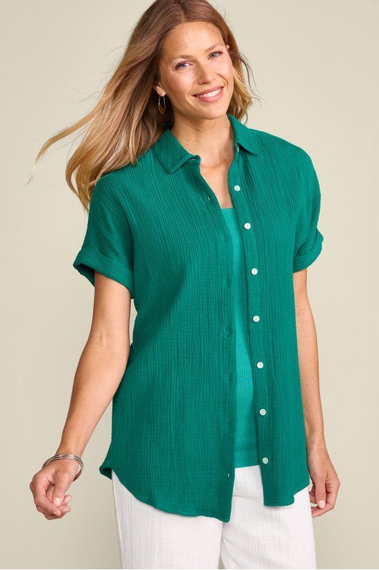 Our customer favorite Je Veux Top, now in getaway-ready gauze. Made of a lightweight, airy bubble gauze, with traditional shirting details like a collar, button placket and curved hem. Pair it with shorts and sandals and you're ready to go from beach to boardwalk. Clothes Over 50, Gauze Top, Casual Bottoms, Velvet Fashion, Girl Shirt, Petite Women, Petite Outfits, Clothing Labels, Dress With Cardigan