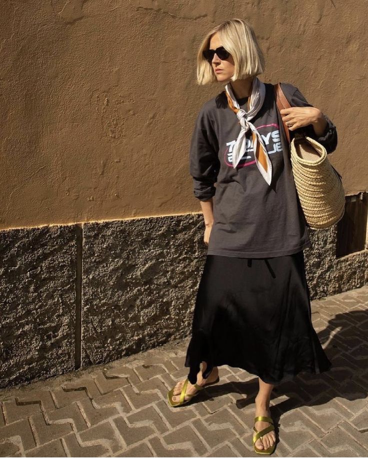 Scarf Street Style, Linda Tol, Red Long Skirt, Black Skirt Outfits, Aesthetic Street, Quoi Porter, Inspiration Aesthetic, Outfit Formulas, Outfits 2023