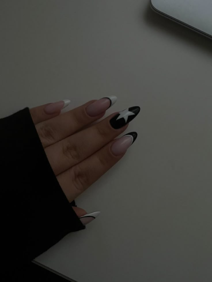 Simple Nails Inspo Aesthetic, Star Girl Nails Aesthetic, Gray Nails Aesthetic, Starboy Nails, Stargirl Nails Aesthetic, Cigarettesaftersex Nails, Downtown Girl Nails Aesthetic, Dark Blue Star Nails, P1harmony Nails