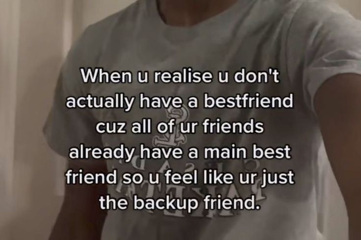 a man in a white t - shirt with the words, when u retalise u don't actually have a best friend cuz all of friends already have a main best