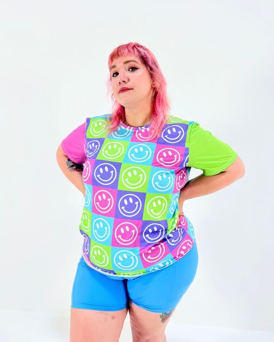 Tic Toc Shirt, Edc Outfits Ideas, Festival Outfits Neon, Edc Rave Outfits, Edc Hair, Casual Festival Outfit, Plus Size Festival Outfit, Electric Forest Outfit, Oversized Tshirt Outfit